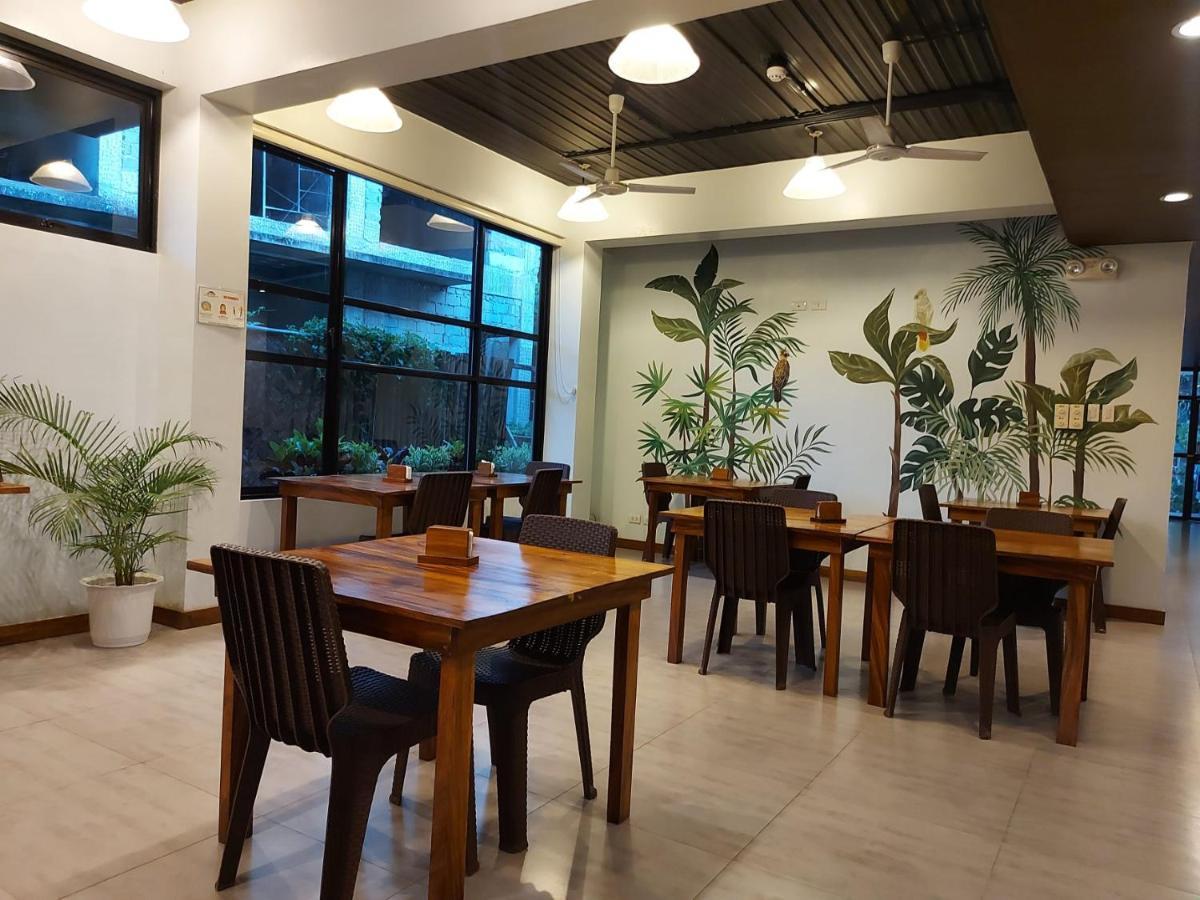 קורון Acacia Garden Inn And Suites מראה חיצוני תמונה