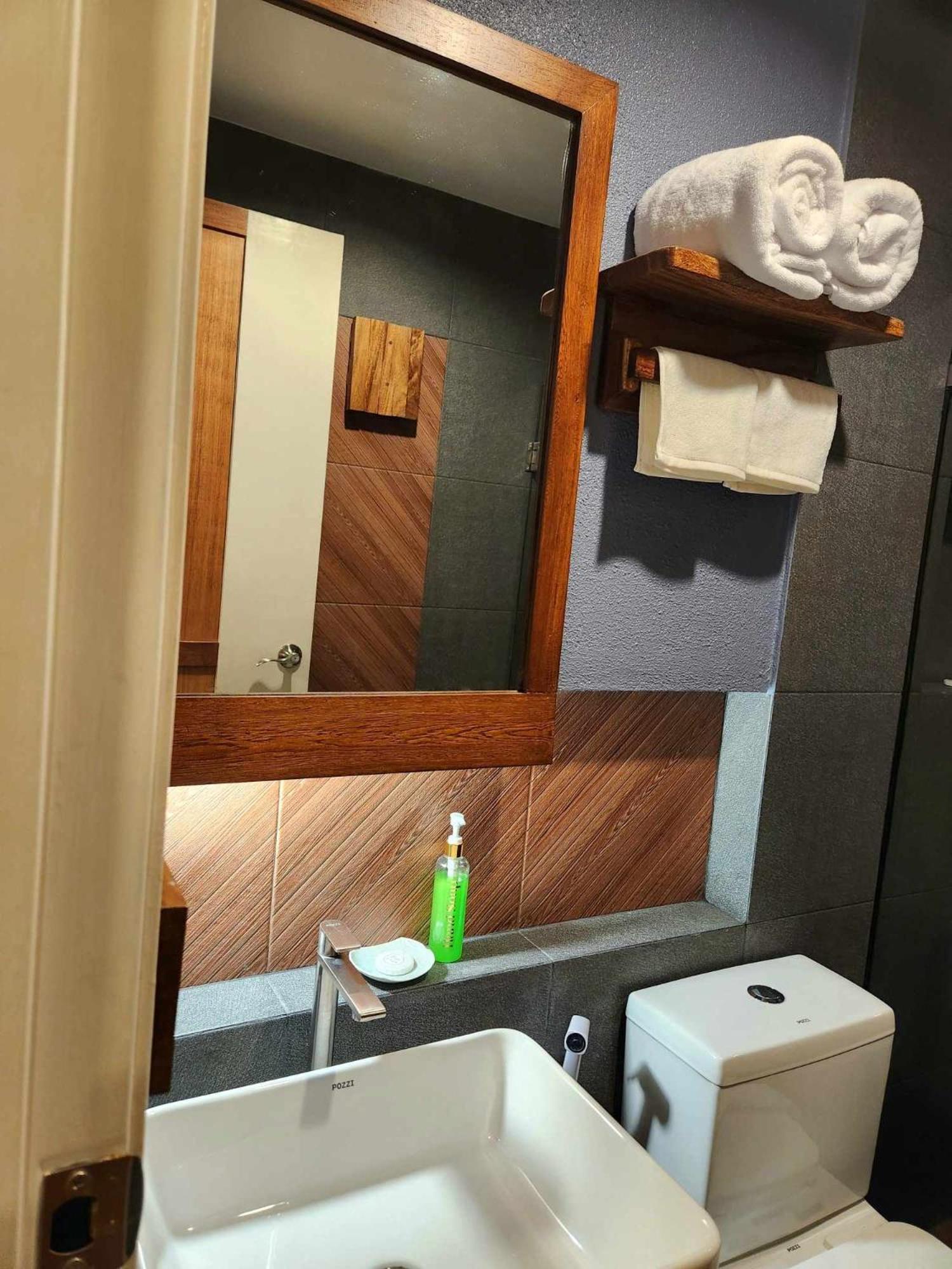 קורון Acacia Garden Inn And Suites מראה חיצוני תמונה